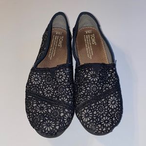 Tom’s Black Crochet Youth Size 3.5